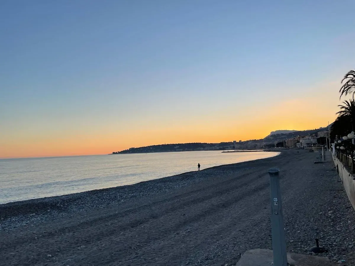 Appartamento Incantevole A Menton Fronte Spiaggia
